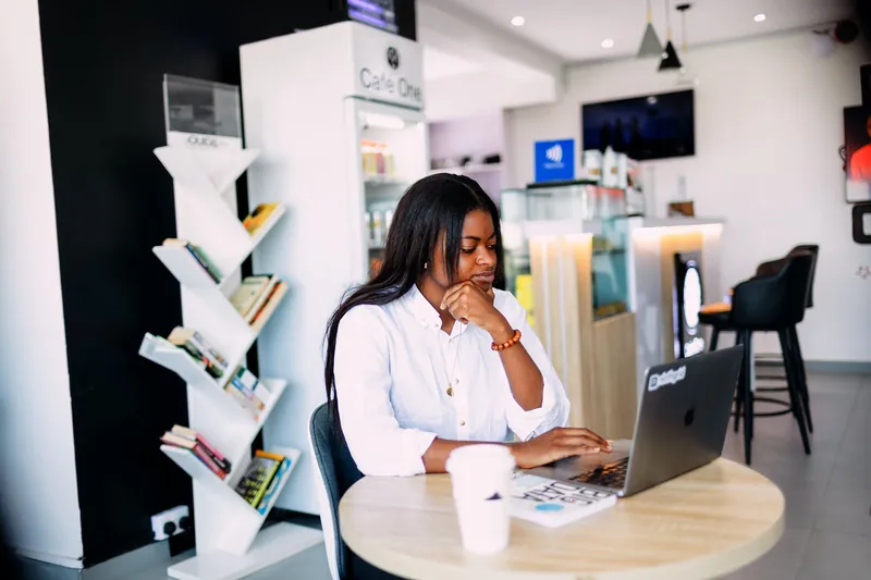 Travail sur ordinateur dans un café, photographie illustrative