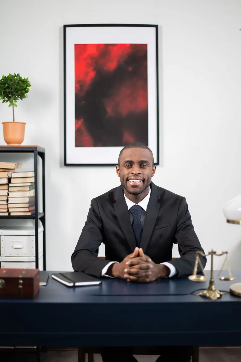 Un professionnel en costume à son bureau, photographie illustrative du parcours CEO