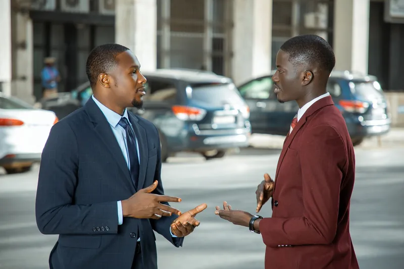 Deux professionnels échangent à Dakar, photographie illustrative